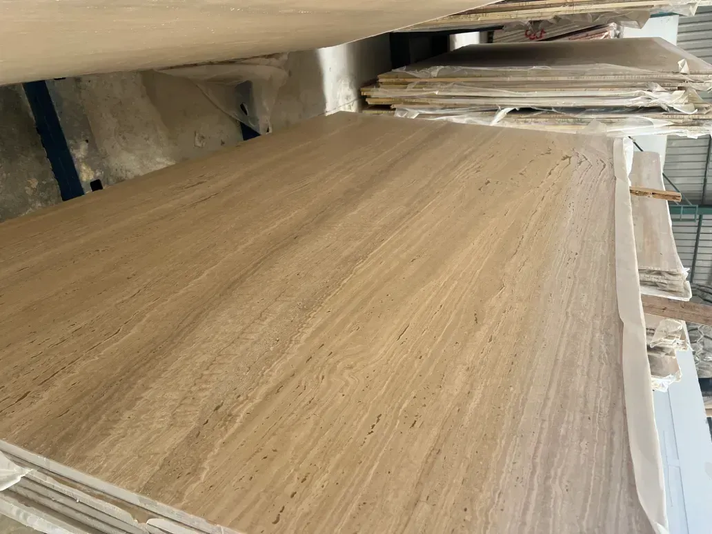 Una pila de tablas de madera colocadas una encima de otra en un almacén.