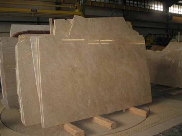 Un montón de losas de mármol están apiladas una encima de otra