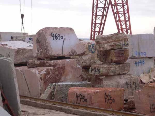 Una pila de rocas con números escritos en ellas