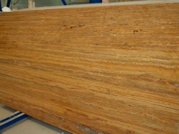 Un gran trozo de madera reposa encima de un estante.