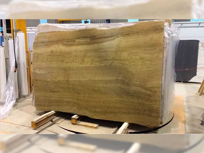 Un gran trozo de madera está envuelto en plástico y colocado sobre una mesa.