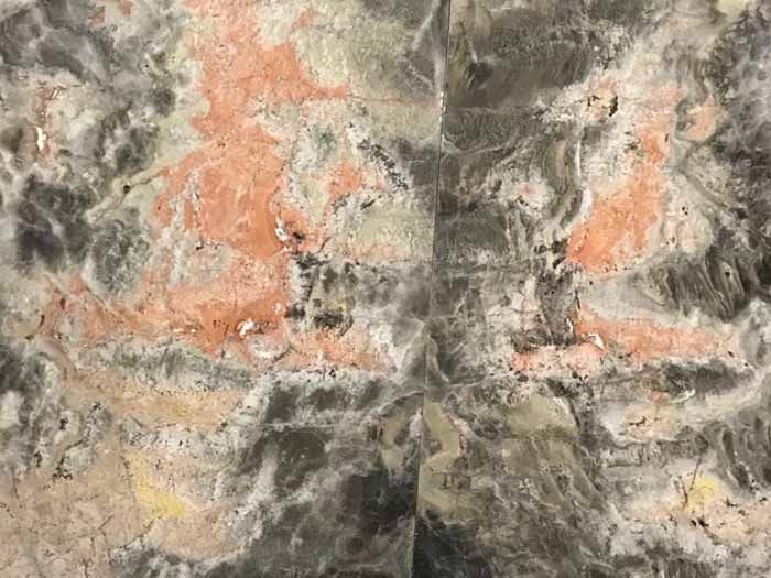 Un primer plano de una encimera de mármol con textura de mármol.