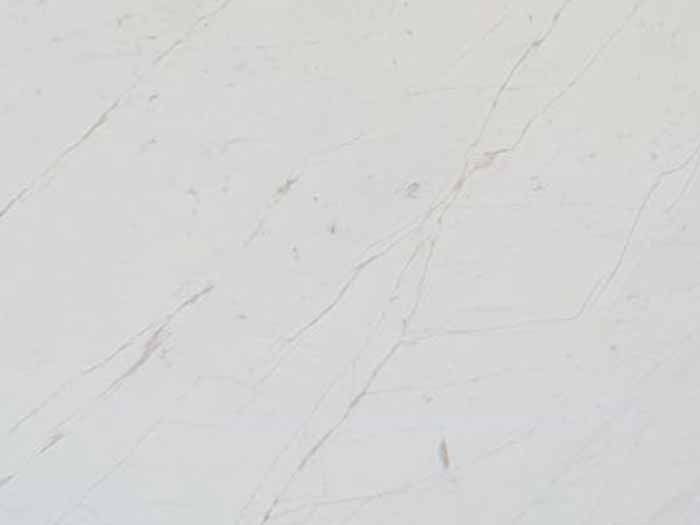 Un primer plano de una encimera de mármol blanco.