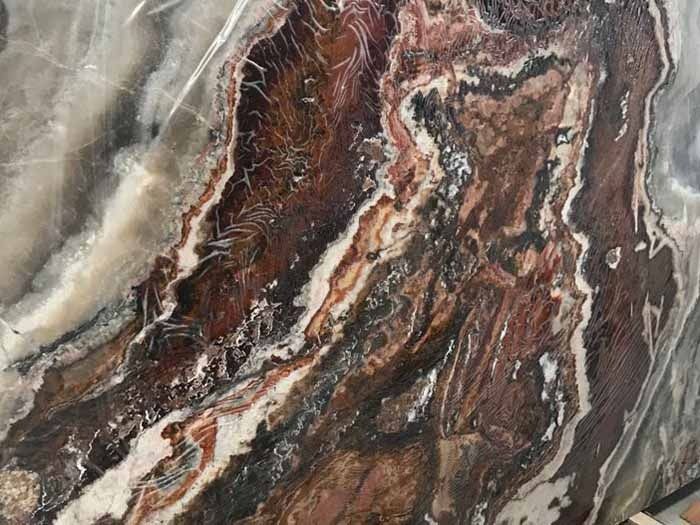 Un primer plano de un trozo de mármol que parece un trozo de madera.