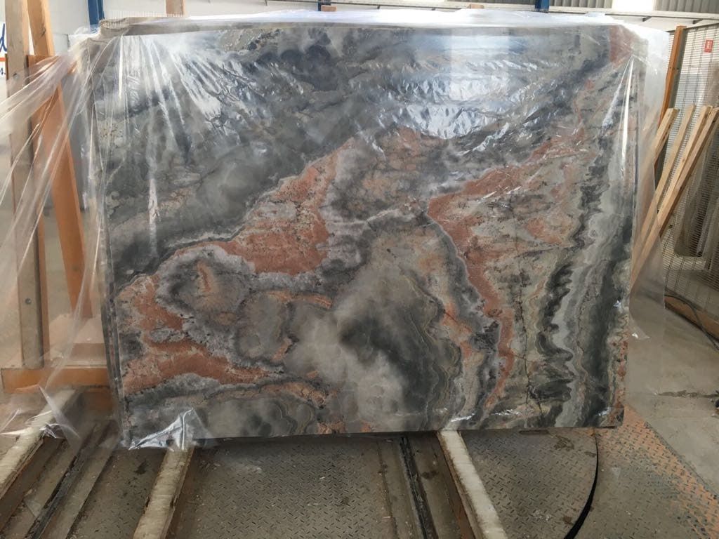 Un gran trozo de mármol está envuelto en plástico.