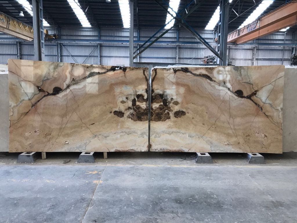 Un gran trozo de mármol se encuentra en un almacén.