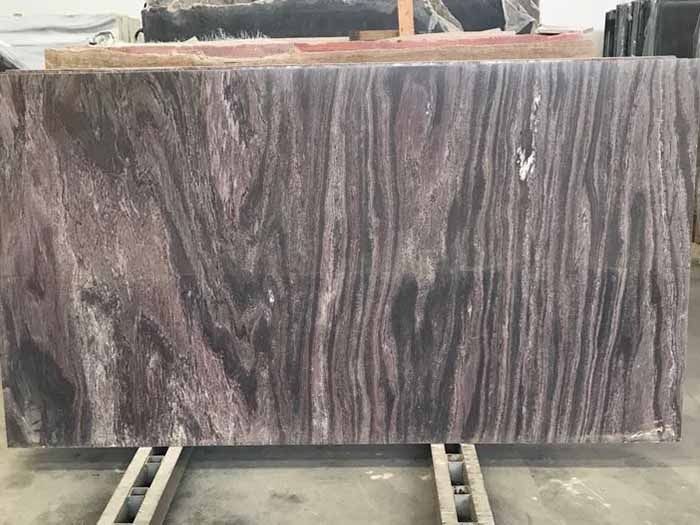 Un gran trozo de madera está encima de una mesa de madera.