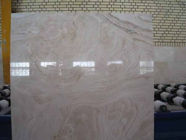 Un gran trozo de mármol se encuentra frente a una pared de ladrillos.