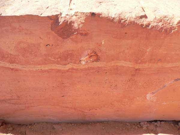Un primer plano de una pared de ladrillos con un agujero en ella.