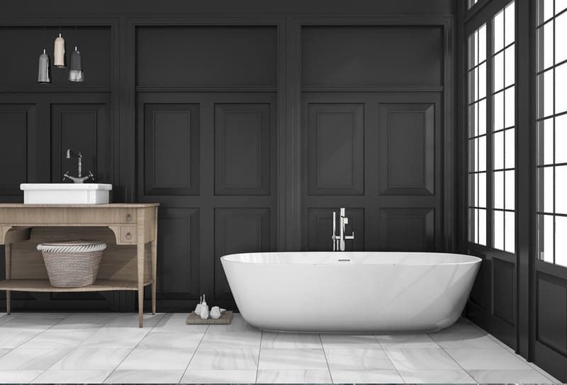 Un baño con paredes negras, una bañera blanca, un lavabo y una ventana.