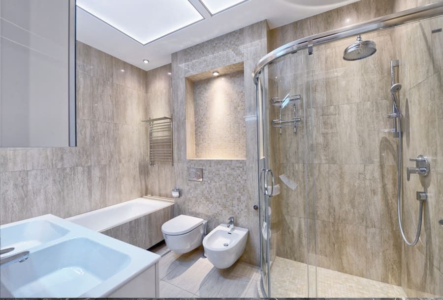 Un baño con ducha, lavabo, inodoro y bidet.