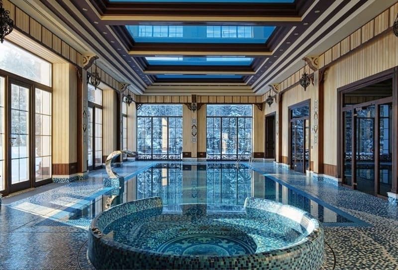 Una gran piscina cubierta con jacuzzi en el medio.