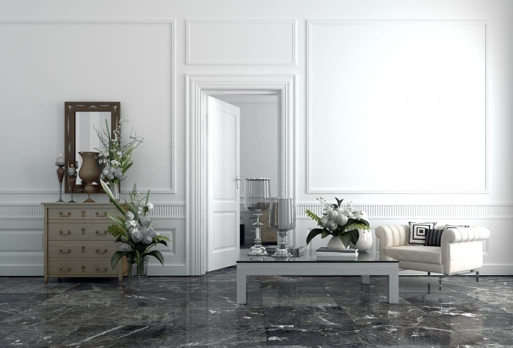 Una sala de estar con sofá, mesa de café, espejo y tocador.