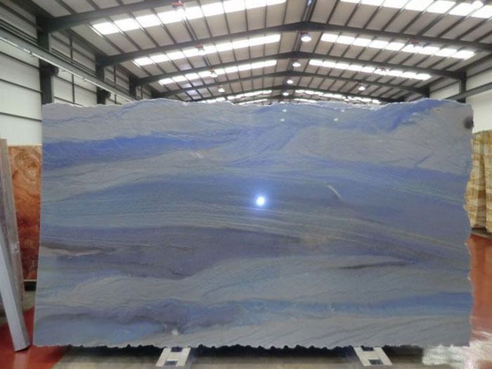 Una gran losa de mármol azul se encuentra en un almacén.