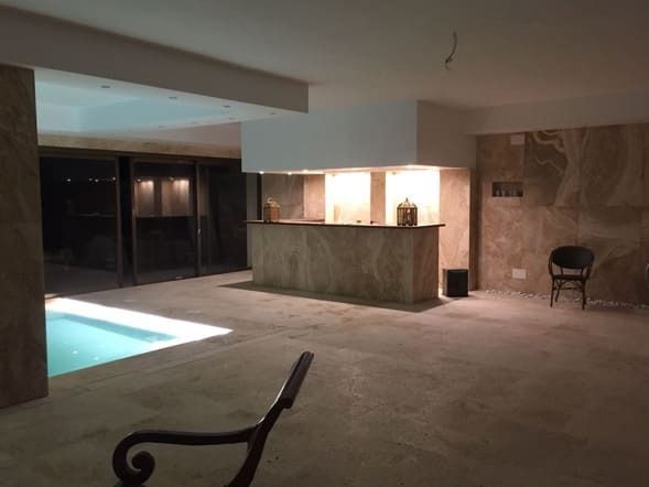 Una habitación vacía con una piscina al fondo.