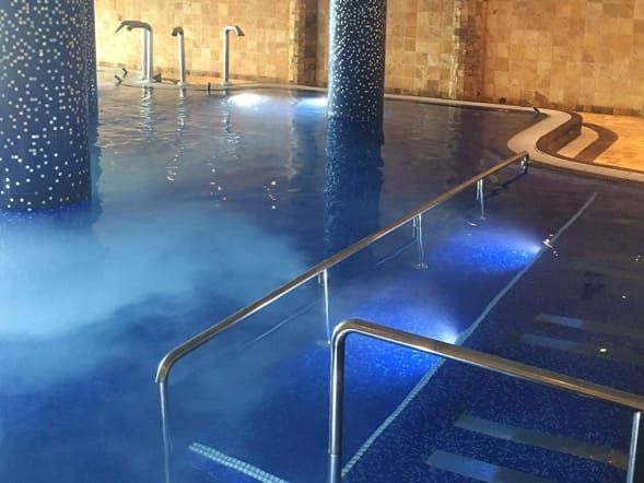 Una gran piscina con escaleras que conducen a ella.