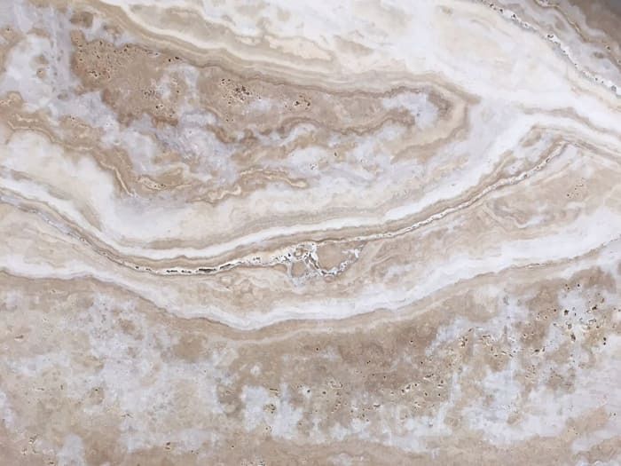 Un primer plano de una textura de mármol con un patrón de remolino.