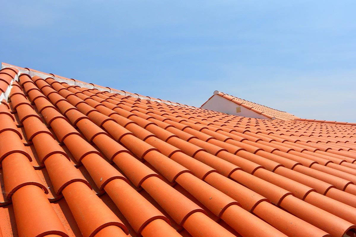 Tuiles en terre cuite sur une toiture avec un ciel bleu