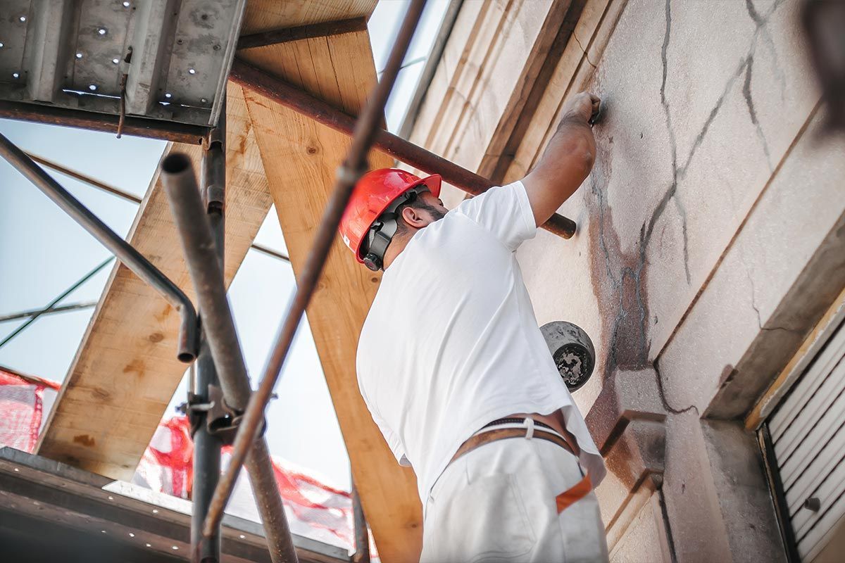 Travaux de réparation des murs de façade