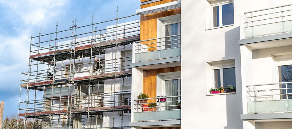 Echafaudage mis sur un bâtiment pour des travaux de façade