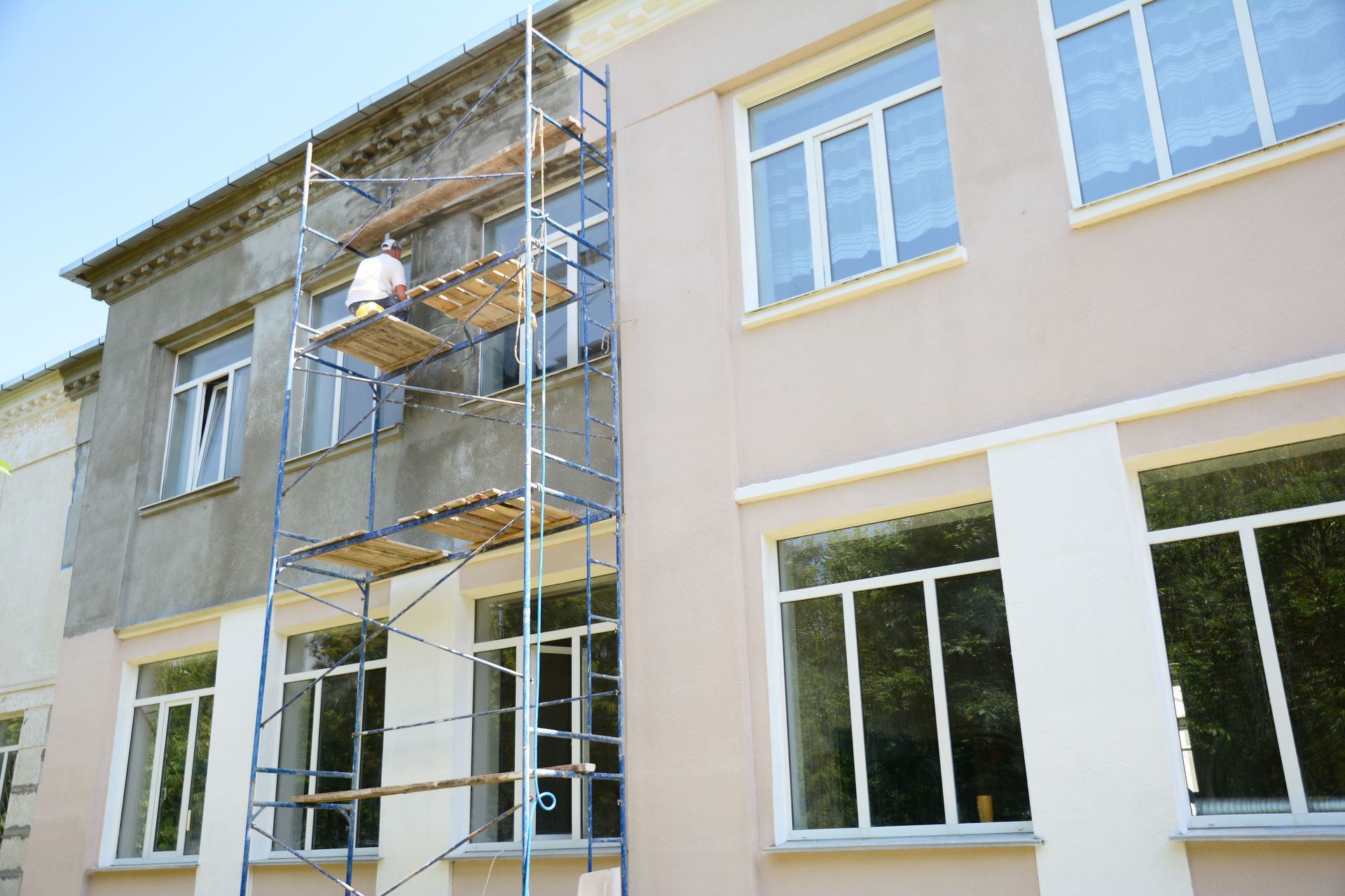 Ouvrier qui nettoie une façade