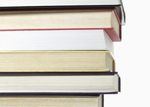 Un primer plano de una pila de libros sobre un fondo blanco.