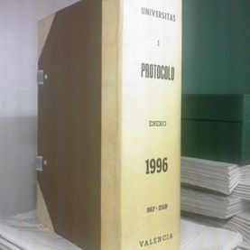 Un libro grande con el año 1996 escrito en él