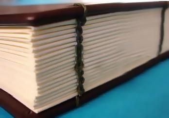 Un primer plano de un libro colocado encima de una mesa azul.