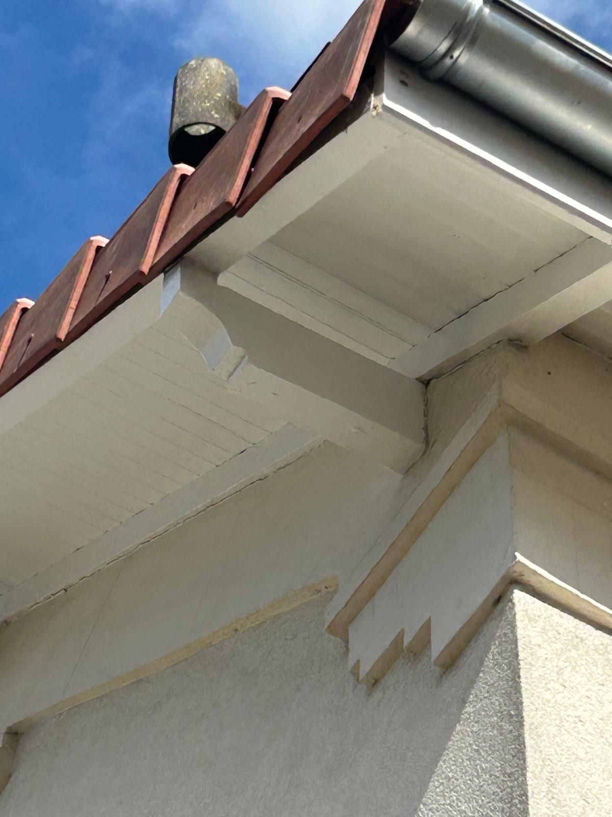 Gros plan sur l'avant-toit d'une maison avec un soffite blanc.