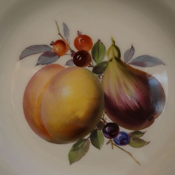 Nahaufnahme eines gemalten Stilllebens mit Früchten: ein Pfirsich, eine Aubergine, Beeren und ein Zweig mit Blättern.