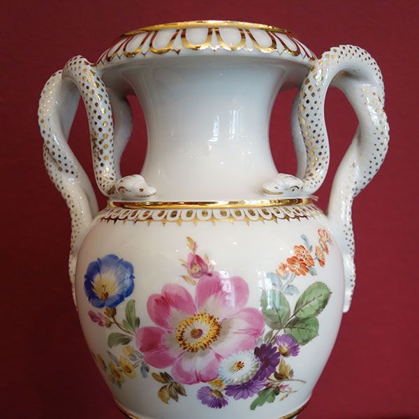Weiße Porzellanvase mit Schlangengriffen, Blumenmustern und Goldrand.