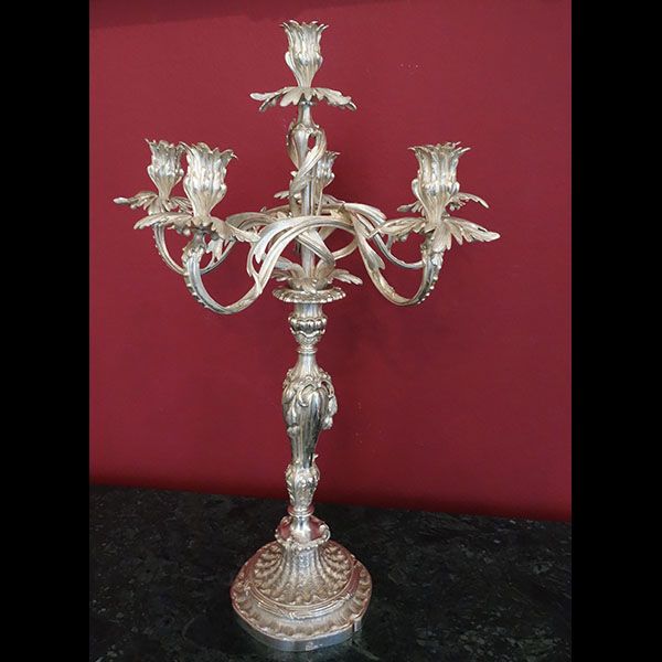 Silberner Kandelaber mit fünf Kerzenhaltern, florales Design, auf einer schwarzen Marmoroberfläche.