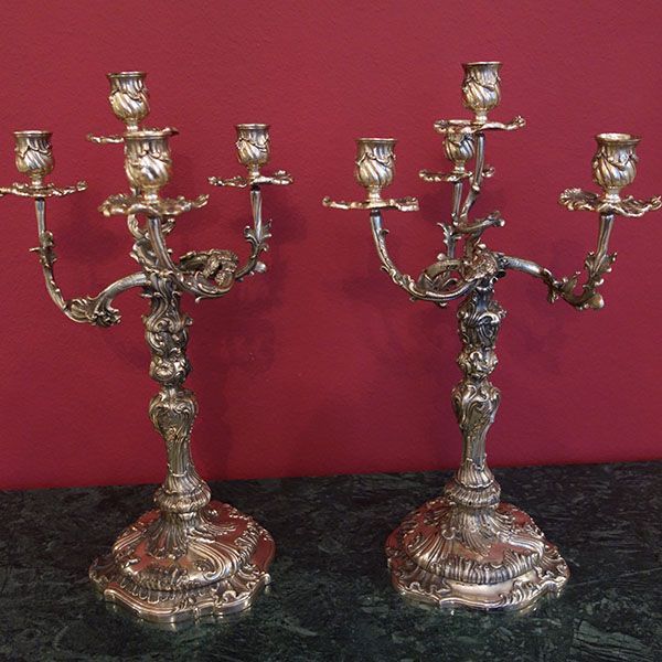 2 silberne Kandelaber