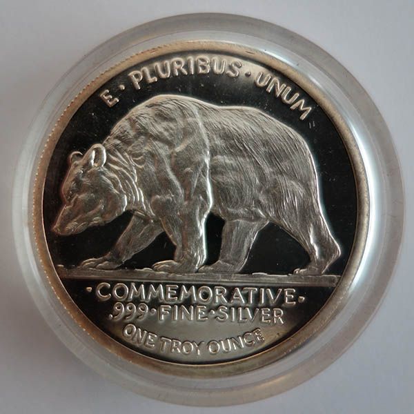 Silbermünze mit einem nach rechts laufenden Bären.