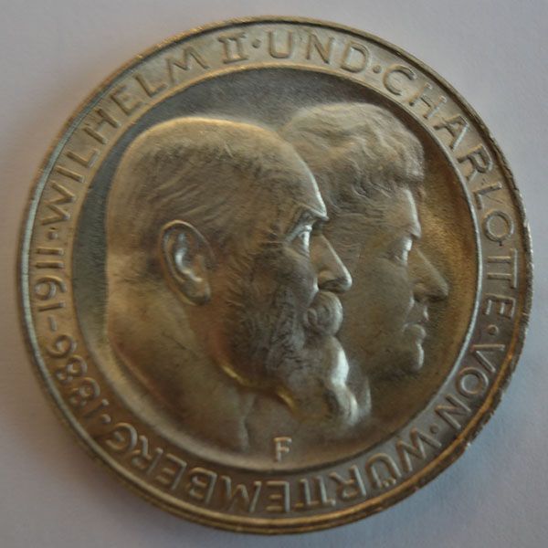 Silbermünze mit den Profilen von Wilhelm II. und Charlotte von Württemberg. Die Bilder sind von Inschriften umgeben.