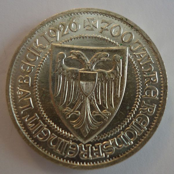 Silbermünze, die einen Schild mit einem Doppeladler und das Datum 1926 zeigt. Text „Freie Reichstadt Regensburg“.