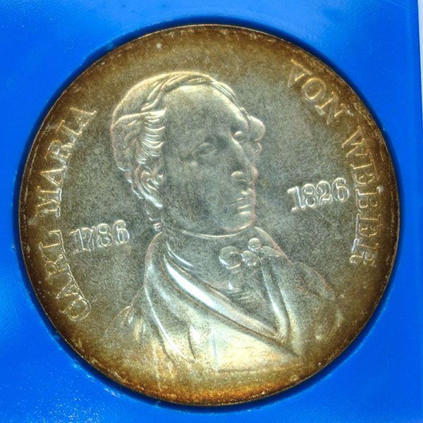 Silbermünze mit der Darstellung eines Mannes und den Aufschriften „Carl Maria“ und „Von Weber 1826“.