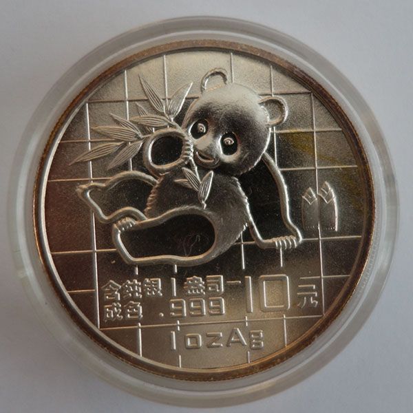 Silbermünze mit Panda, der einen Bambus hält; chinesische Schriftzeichen: „1 oz Ag.“
