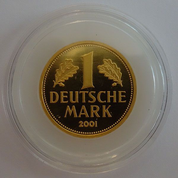 Goldfarbene 1-Deutsche-Mark-Münze aus dem Jahr 2001 in einer schützenden Kunststoffhülle.