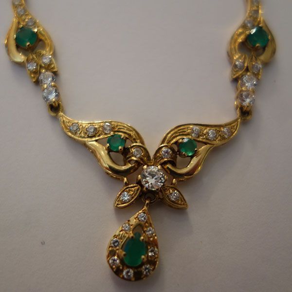 Goldkette mit Smaragden und Diamanten.