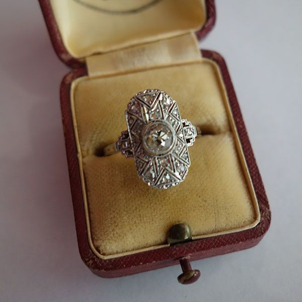 Diamantring in antiker rot-goldener Samtbox.