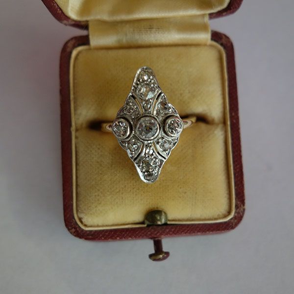 Diamantring in einer kleinen Vintage-Schmuckschatulle.