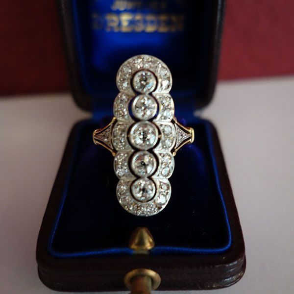 Art-Deco-Diamantring in einer Schmuckschatulle aus Samt.