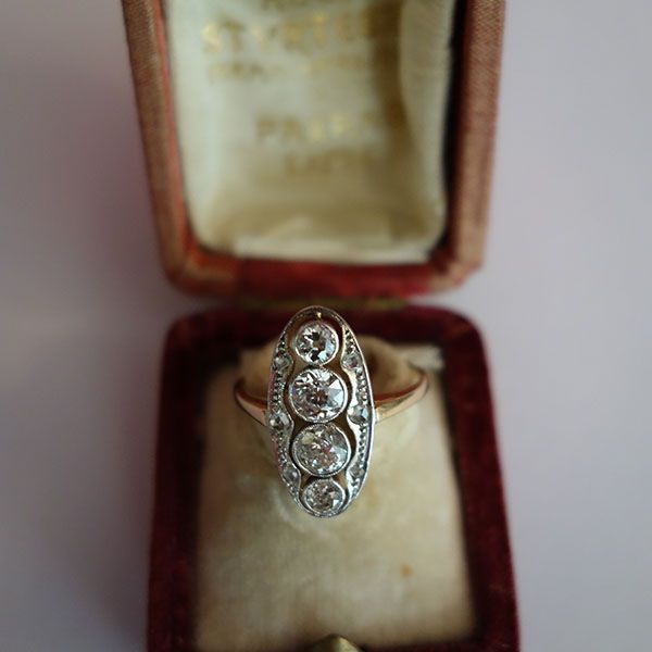 Antiker Diamantring in einem Samtetui.