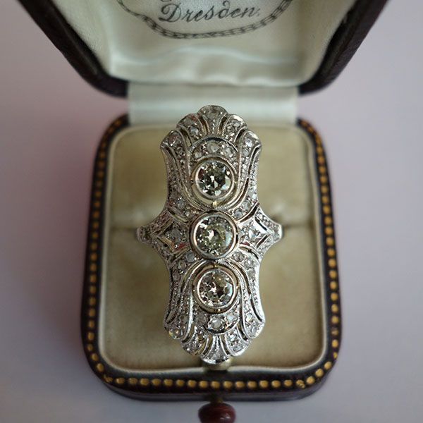 Art-Deco-Diamantring in einer Vintage-Präsentationsbox.