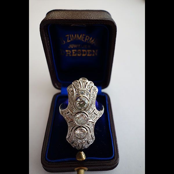 Art-Deco-Diamantring in einem mit Samt ausgekleideten Etui von Zimmerling, Dresden.