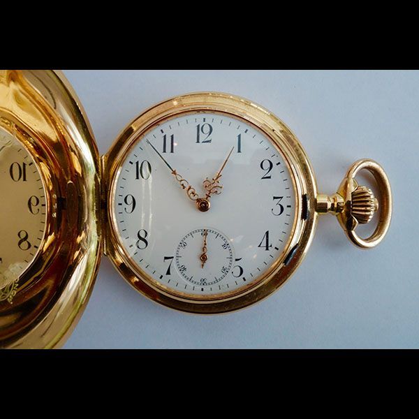 Goldene Taschenuhr, offen, mit weißem Zifferblatt mit schwarzen Ziffern und kleinem Sekundenzeiger.