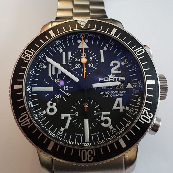 Fortis-Chronographenuhr, schwarzes Zifferblatt, drehbare Lünette, mit Edelstahlarmband.