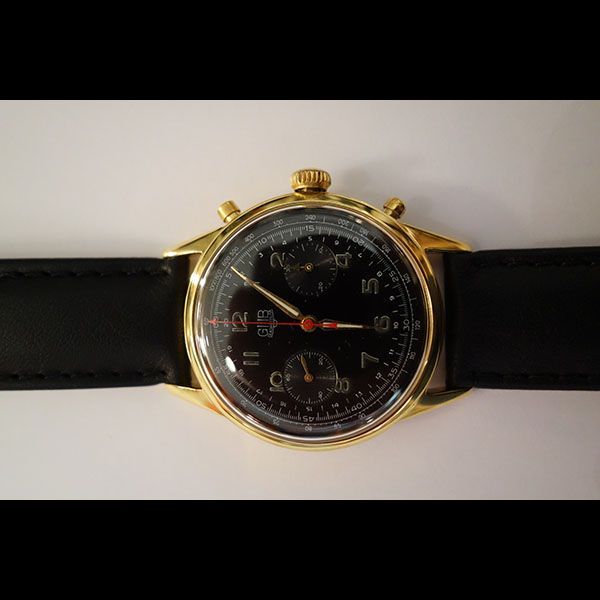 Goldene Armbanduhr mit schwarzem Zifferblatt und Lederarmband.