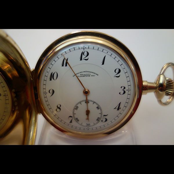 Goldene Taschenuhr mit weißem Zifferblatt, schwarzen Zahlen und kleinem Sekundenzeiger.